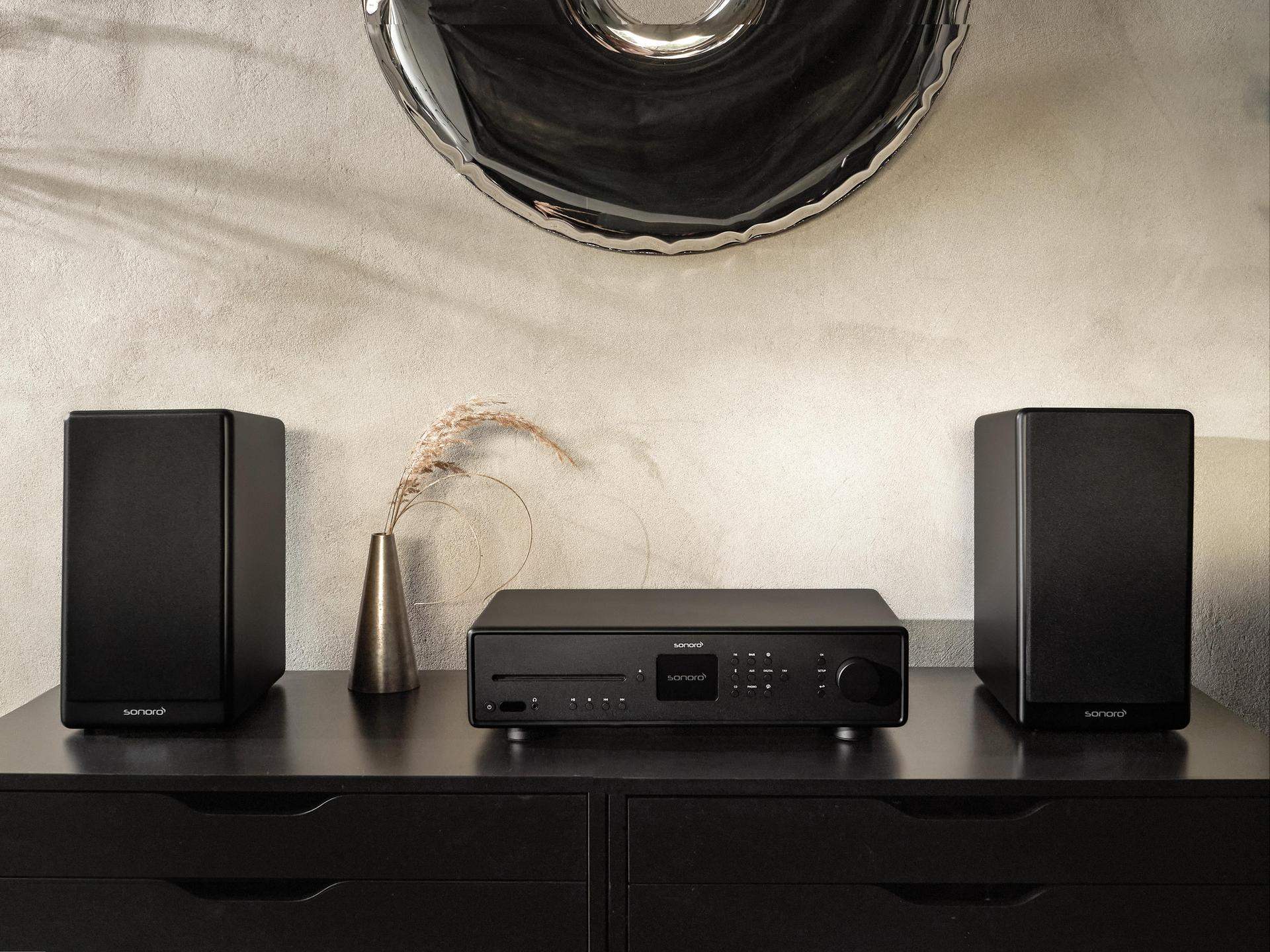 2-Wege-Komplettsystem von sonoro in Schwarz – HiFi-Anlage mit Musiksystem und Lautsprechern im Wohnraum.