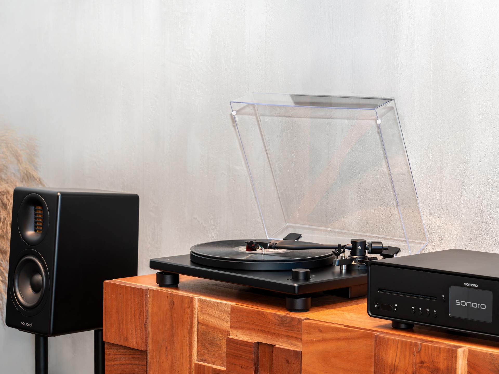 Schwarzer sonoro PLATINUM Automatic EAS Plattenspieler mit ORCHESTRA Lautsprecher und MAESTRO Quantum HiFi-Receiver auf Holzsideboard.