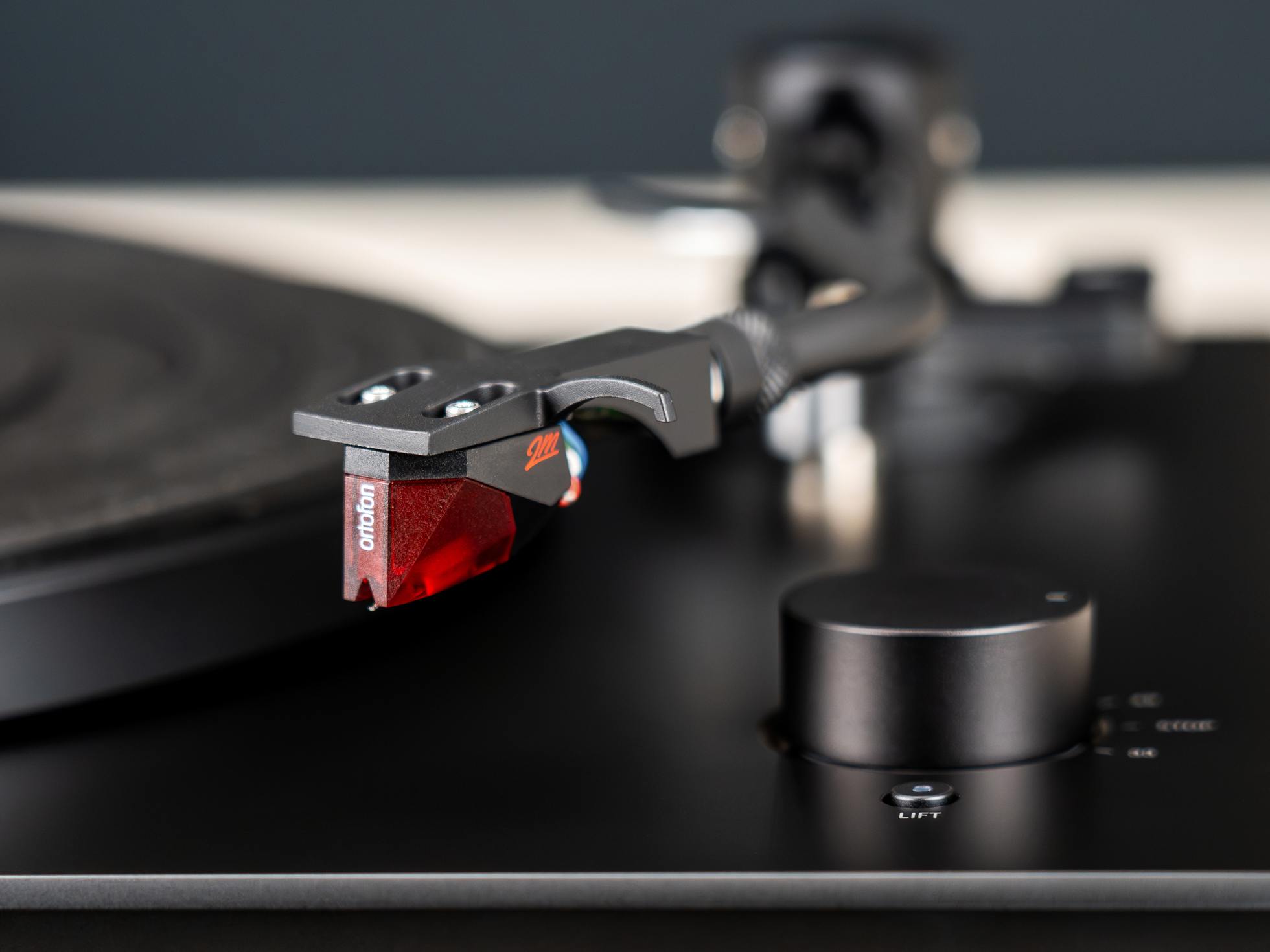 Detailaufnahme des Plattenspieler-Tonarms mit Ortofon 2M Red Tonabnehmer am sonoro PLATINUM Automatic EAS.