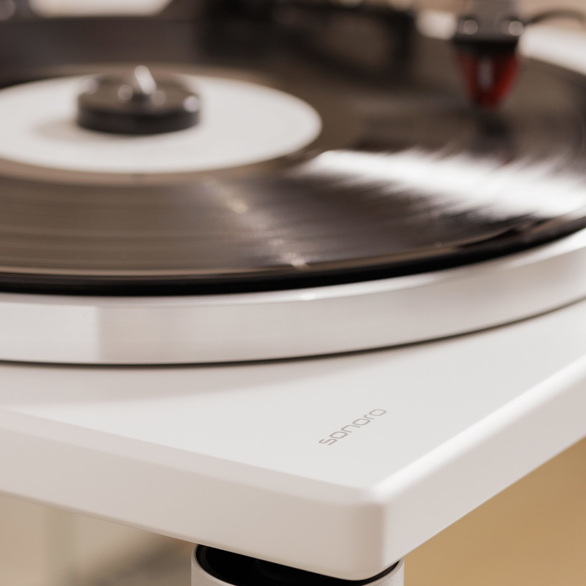 Laufender sonoro PLATINUM Automatic EAS Plattenspieler in Weiß mit drehender Vinylplatte in Nahaufnahme.